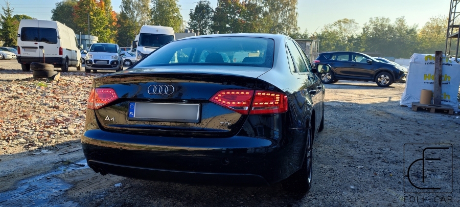 Audi A4 
 Przed przyciemnieniem lamp